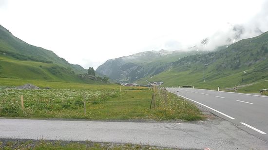 Blick in die weitere Fahrtrichtung:
Im Hintergrund ist bereits die Ortschaft Zürs zu erkennen.