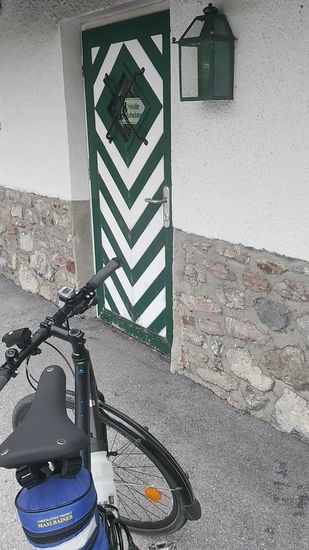 An den geschlossenen Fensterläden auf einem der vorigen Bilder und spätestens jetzt am Schild in der Türscheibe war unumrückbar erkenntlich, daß an diesem Tag Ruhetag war.
Ob es sonst für mich ein verdientes Eis gegeben hätte    - den Flexenpass hoch musste ich schließlich nicht durch nachlassende Kräfte gezwungen vom Rad absteigen.