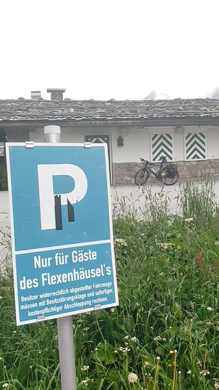 ... und von einem Fahrzeug am Flexenhäusl, das nicht kostenpflichtig abgeschleppt wurde...  