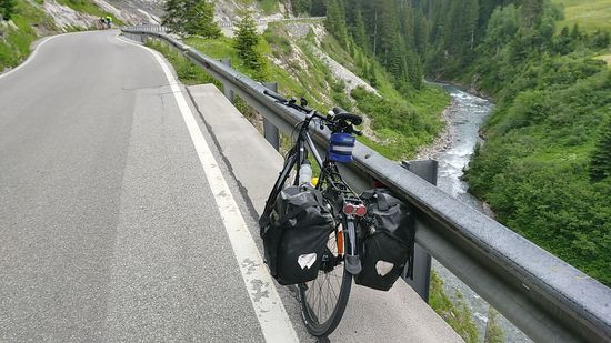 Zwischen den Ortschaften Lech und Warth geht es mit wild rauschendem Getöse durch eine schluchtartige Passage.