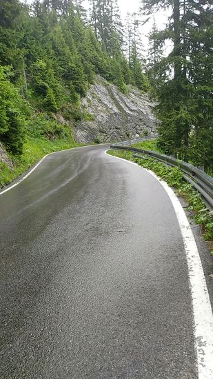 Für kurze Zeit setzte an diesem ersten Tourtag zwischen Lech und Warth auch mal Regen ein, der auf die Fahrfreude jedoch kaum negativen Einfluß hatte.
