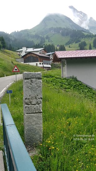 An einem kleinen Gegenanstieg bei Gehren wird wieder Tiroler Landesgebiet erreicht, was dieser mächtige Tiroler Grenzstein unweigerlich zur Geltung bringt.