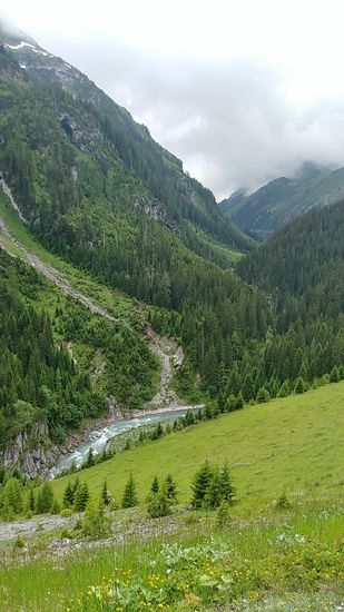 Weit unter mir tost der wilde Lech in seinem ureigenen Tal abwärts in Richtung Bildhintergrund.
Noch einmal etwas anders ausgedrückt: 
Ganz einfach faszinierend, falls man die Strecke nicht mit verschlossenen Augen und Ohren befährt !