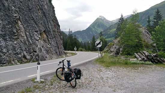 Nach einer kurzen Schutzgalerie befinde ich mich etwa 5 km vor der Ortschaft Steeg.