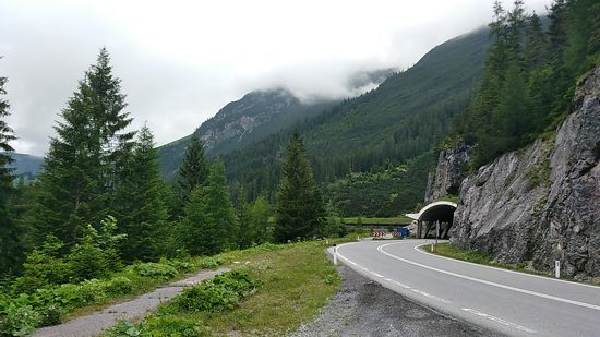 Im Rückblick die Ausfahrt der Schutzgalerie.