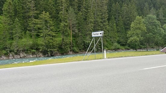 Der Lech passiert den Abzweig nach Prenten.