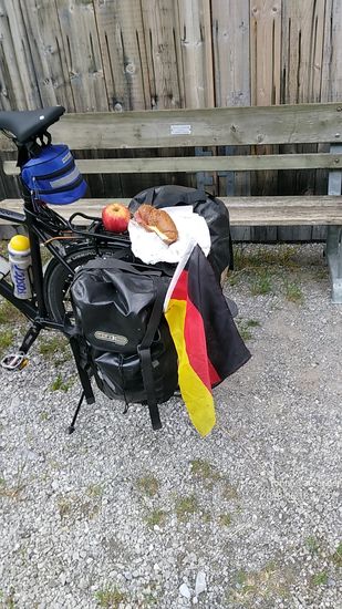 Gegen 17:02 Uhr - nicht ungewöhnlich bei mir - gibt es an einer Rastbank an einem Feldstadel hinter der Ortschaft Steeg das verspätete Mittagessen in Form der Marschverpflegung vom Frühstück in Landeck.
Vorher war einfach keine Zeit  und gegen Mittag auf der Arlberg-Passhöhe gab's nur ein alkoholfreies Erdinger....