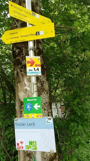 Seit der Ortschaft Steeg verläuft der offizielle "Lech Radweg", der nun mit den grün-gelben Schildern ausgewiesen ist.
Für mich bedeutet es, diesen in Richtung Reutte zu folgen.
