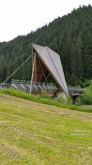 ...aber eine solche Architektur, wie hier zwischen Hägerau und Dürnau, hat zumindest den evtl. Vorteil, daß man sich bei Regen unterstellen kann.