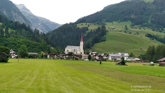 Die malerisch wirkende Ortschaft Holzgau wird passiert. Leider sind mir Hinweisschilder auf die Holzgauer Hängebrücke entgangen, die im hinter der Ortschaft anschließenden Taleinschnitt liegt.
Diese Hängebrücke ist mit 200 m Länge eine der längsten 
Fußgänger-Hängebrücken Österreichs und führt auf 110 m Höhe über die Höhenbachschlucht. Sie kann kostenlos begangen werden.
Tja, hätte mich interessiert, aber leider verpasst.