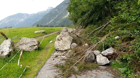 Nur zu gut, wenn man sich nicht zur falschen Zeit am falschen Ort befindet.
Dieser Felssturz hätte gewiß überaus ungesunde Auswirkungen haben können und zeigt wieder einmal, daß Radfahren nicht nur auf der Straße gefährlich sein kann. Hier bei Sulzlbach zwischen Holzgau und Stockach.
