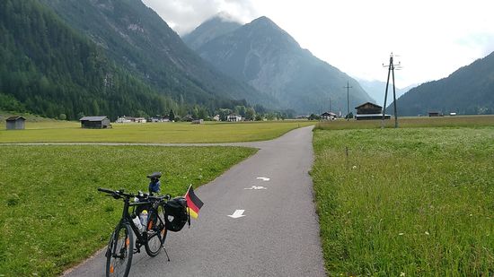 Also die Tiroler kann man nur in höchsten Tönen loben, was die Kennzeichnung des Lech Radwegs betrifft:
Die grün-gelben Hinweisschilder sind schon sehr üppig und passend gesetzt. Aber die zusätzliche Kennzeichnung direkt auf dem Weg seit dem Beginn des Radwegs in Steeg verdient das Prädikat "unübertroffen".