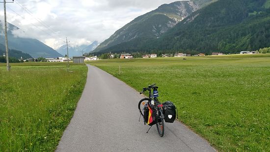 Elbigenalp wird angesteuert. 
Nicht weit von dieser Stelle orderte ich dann schon mal vorsorglich am Handy nach Ausforschung der weiter folgenden Gegend nach Unterkünften per Google Maps meine heutige Unterkunft, die ich dann nach etwas mehr als einer weiteren Stunde Fahrzeit erreichen sollte.
Übrigens weist der ab der Ortschaft Steeg bestehende Lech-Radweg nur ein schwaches Gefälle auf, was ihn besonders in Gegenrichtung zu Recht als familienfreundlich ausweist.