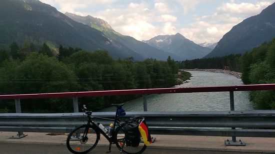 Auf der Brücke zwischen Vorderhornbach und meinem späteren Quartiersort Stanzach wurde der Lech am ersten Tourtag zum letztenmal überquert, wobei sich nochmals ein herrlicher Blick auf die Lechtaler Alpen gegen die Flußrichtung ergab.