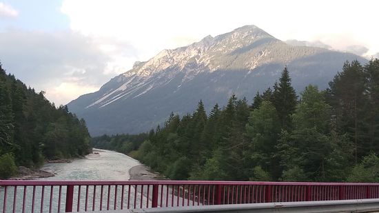 Da man aber "vorzugsweise in Fahrtrichtung fährt", auch wieder der Blick nach vorne, mein Etappenendort für heute ist noch durch die rechtsseitige Bewaldung verdeckt.