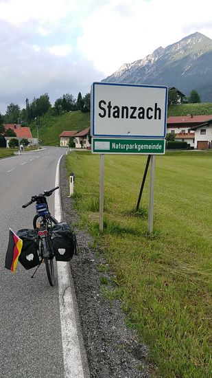 Kurz nach dem Ortsschild nach links abgebogen und nach ca. 200 m erreiche ich meine heutige Unterkunft, das Hotel Föhrenhof.
Gut, daß ich mein Zimmer bereits von unterwegs telefonisch vorgebucht hatte, da es das letzte freie für diesen Abend im Hotel war.
Allerdings bemerkte ich auf einer "taktischen Ehrenrunde"   im Ort, daß eine Privatpension auch noch zwei freie Zimmer auf ihrer Tafel an der Straße anpries.
Aber was man hat, hat man ! 
Denn an den folgenden zwei Tagen sollte sich die Quartierssuche dramatisch verschärfen. Soviel mal hier an dieser Stelle zum Ausdruck gebracht.