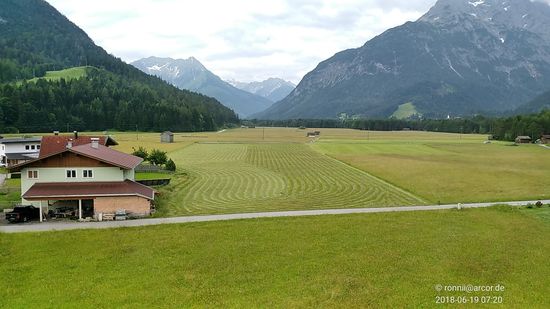 Der erste Blick am Morgen aus dem Hotelfenster schweift zurück gegen die Fahrtrichtung ins Lechtal.