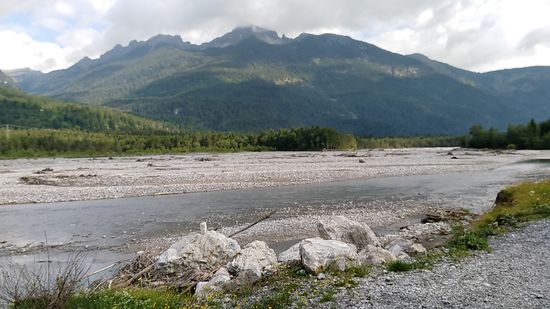 Wenige km flußabwärts, auf Höhe von Forchach, bietet sich ein Blick auf ausgedehnte Kiesbänke.