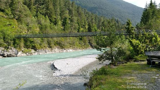 In Bildmitte erscheint die Forchacher Hängebrücke im Blickfeld.
Sie wurde 1906 erbaut und erstreckt sich über eine Spannweite von 75 m.