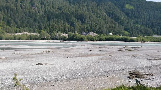 Im Blickfeld die "Lechtal Kiesbänke" von Weißenbach.