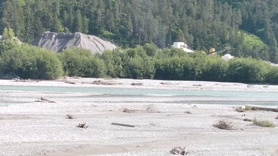 Im Hintergrund sieht man einen Teil der Anlagen des Kieswerks Weißenbach.