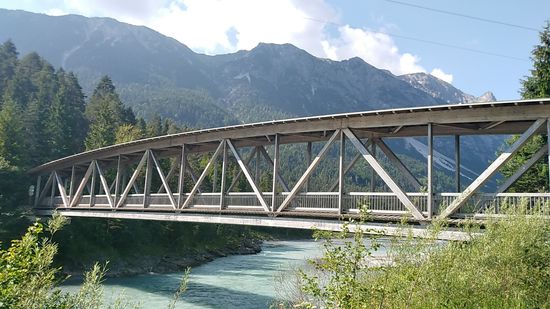 Hier und im nachfolgenden Bild zwei Radfahrer- und Wandererbrücken.