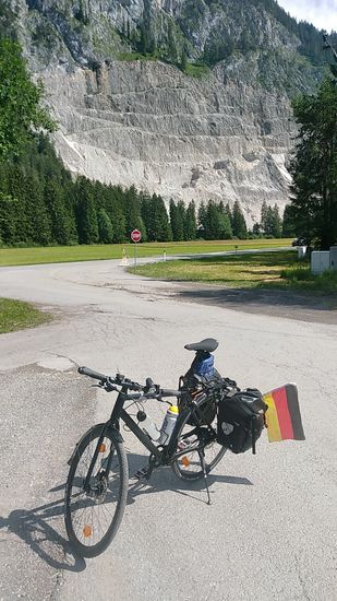 Zu weit entfernt für Steinschlaggefahr...