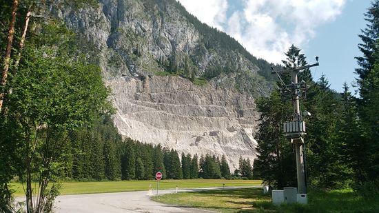 ...ging es an einem weitläufigen Steinbruch zwischen Weißenbach und Höfen entlang.