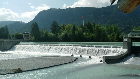 Zwischen Höfen und Ehenbichl begegnet mir der erste künstliche Bau im Lauf des Lechs an meinem Fahrweg in Form dieser Fallstufe.
Dennoch zählt der Lech mit seinen Seitenbächen seit Warth im oberen Lechtal weiterhin bis Füssen zu den bedeutendsten noch erhalten gebliebenen Alpen-Wildflüssen.