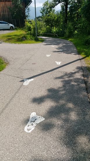 Auch für Wanderer mit großen Füßen und ausladenden Schrittlängen ist ein gewisser Wegeverlauf explizit auf der "Fahrbahn" aufgezeichnet. 