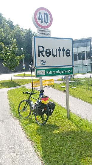Aufgrund einer baustellenbedingten Umleitung im Radweg-Bereich kam ich auch kurz in den Außenbereich von Reutte in Tirol, der größten Stadt am Lech auf Tiroler Gebiet.