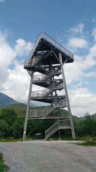 Am Reutter Ortsteil Pflach kann man in den Lechauen von diesem 18 m hohen Vogelbeobachtungsturm die abwechslungsreiche Landschaft mit ihren Tümpeln und Stillgewässern weitreichend beobachten.