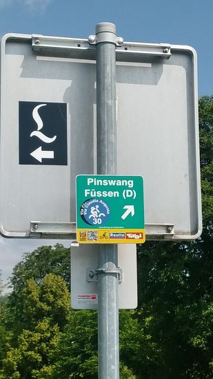 Wieder auf Bodenhöhe angekommen, eine kleine Beschreibung zu den beiden Wegweisern: