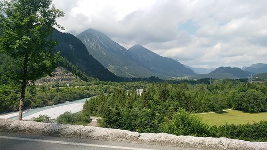 Zwischen Pflach und Oberpinswang ging es über einen kurzen, steilen Anstieg auf eine Anhöhe, von der man einen recht schönen Überblick auf die Umgebung hatte.