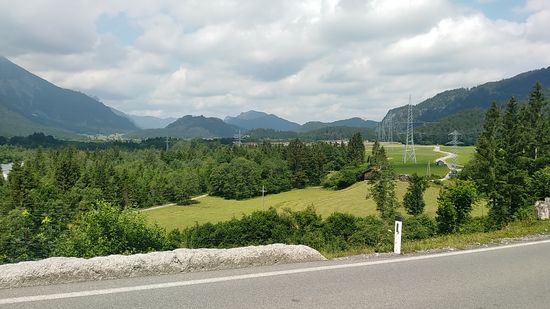 An diesem Bild grob gesagt geht's im Hintergrund linkerhand in Richtung Pfronten, rechterhand geht's für mich in Richtung Füssen, das nach kurzer Strecke hinter der Grenze von Tirol nach Bayern liegt.