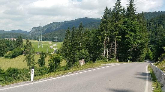 Jetzt wieder die Anhöhe abwärts. Mein Weg verlief jedoch nicht auf der geschlängelten Straße im Hintergrund, sondern hier nicht sichtbar links vom Bild über die Dörfer Oberpinswang, Pinswang und Unterpinswang.