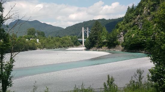 Im Hintergrund die Lechbrücke der von rechts aus Füssen ankommenden "Weisshaus Landesstraße". Ab der Grenze ist dies dann die bis zur Anschlussstelle an der BAB 8 bei Augsburg-West führende B 17.