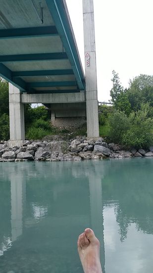 Unterhalb dieser Brücke gab's eine relativ gut zugängliche Stelle für einen Zugang zum Lech, wo sich dann für mich nochmals eine Möglichkeit zur tirolerischen Fußkühlung bot.