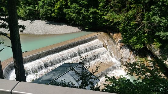 Dieses Stauwehr wurde in den Jahren von 1784-1787 gemeinsam mit einem Ableitungsstollen zur  Nutzung der Wasserkraft gebaut.
Für den Lechfall sind dabei inzwischen verbleibende Mindestwassermengen festgeschrieben.
