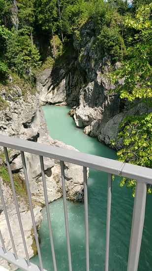 Auf dem schon kurz hingewiesenen Steg, benannt nach König Maximilian
(König-Max-Steg) hat man einen recht ungehinderten Ausblick auf die tief eingeschnittene Klamm, in der der Lech einen Felsriegel durchbricht.
Entstehungszeit der Klamm dürfte vor etwa 12000 Jahren gewesen sein, als die Schmelzwasser des Lechgletschers einen großen See bildeten, dessen Abfluß anfangs etwa 100 m tief über den Felsriegel in die Tiefe stürzte und sich dann mit der Zeit einen engen Weg durch die Felsschlucht "fraß" (bahnte).