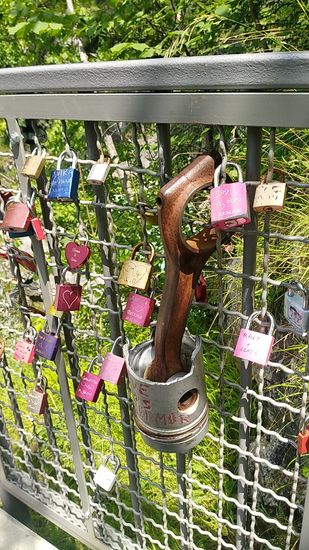 Liebessschlösser an Geländern und Stegen sind ja nicht so ungewöhnlich, aber der mächtige Motorkolben möchte hier anscheinend eine tiefergehende Bindung zum Ausdruck bringen...    