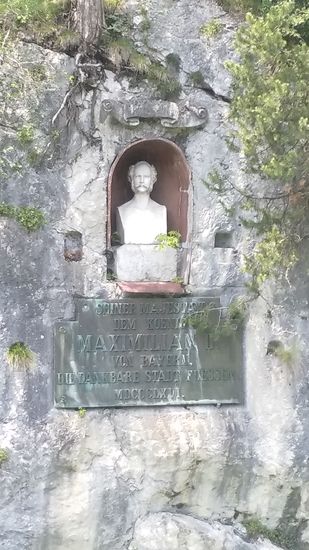 In einer Felsnische über der Klamm befindet sich eine Büste von König Maximilian II, dem Bauherrn des Lechfalls.
