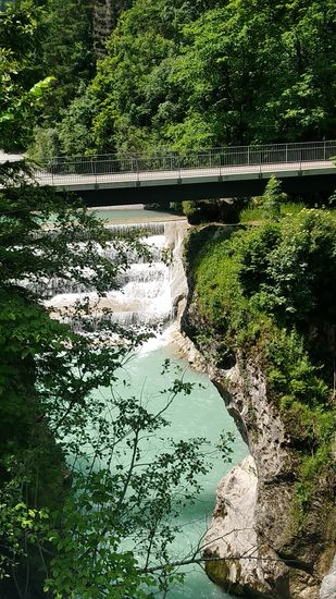 Nochmals ein kurzes Stück weiter ein Blick auf den Lechfall mit dem über den Anfang der Klamm führenden Steg, ...