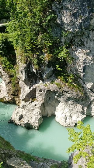..., sowie hinab in die imposant wirkende Klamm.
Zum Abschluß dieses hochinteressanten Lechverlaufs soll noch erwähnt sein, daß Lechfall und Klamm bei Füssen vom Bayerischen Landesamt für Umwelt als Geotop ausgewiesen ist und zu den 100 schönsten Bayerns zählt.