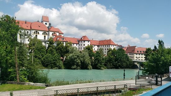 Kurz nach der Klamm verlief die Strecke südlich von Füssen mit Blick auf das Stadtmuseum und dem darüber liegenden 
Benediktinerkloster St. Mang. 
Mein Weg führte mich dabei über die im Bild teilweise erkennbare Lechbrücke und dann an der linken Flußseite entlang an der Stadt vorbei.