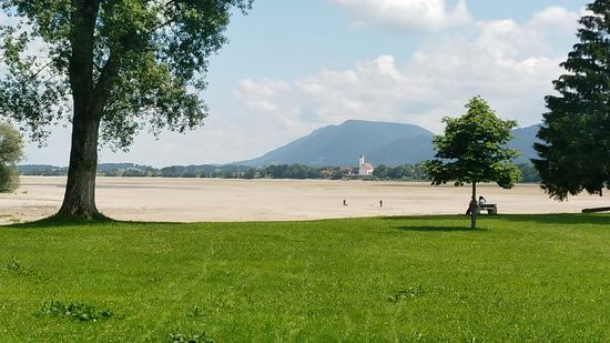 Daß ich am Forggensee, einem künstlich aufgestauten Teil des Lechs, dem fünftgrößten See Bayerns und flächenmäßig größten Stausee Deutschlands entlang fahren würde, wußte ich schon seit der Tourvorplanung.