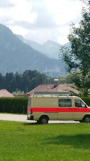 In Bildmitte Hintergrund ist, bedingt durch den schwachen Kontrast, eines der Königsschlösser zu sehen, die nicht weit auseinanderliegen. Ob es das "Märchenschloß" Neuschwanstein oder Schloss Hohenschwangau ist, kann ich aus dieser Perspektive nicht letztendlich beurteilen. Wären beide sichtbar, handelte es sich beim linken um Neuschwanstein.
Aufgrund der Silhouette müsste es sich aber um Neuschwanstein handeln.