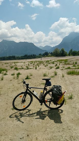 Aber, wie im oberen Bild bereits bemerkbar, war der Forggensee noch leer, so daß ich mein Rad trockenen Fußes, sowie auch trockener Reifen, auf dem Seegrund parken konnte.
Auf Hinweis meines späteren Gastgebers am Abend sollte der Forggensee, der jährlich abgelassen wird, ab Pfingsten wieder gefüllt sein, aber wegen festgestellter Risse im Dammbereich gibt es längerdauernde Ausbesserungsarbeiten.
Dies schadet natürlich dem Tourismus, da der Forggensee zum einen direkt der Stromerzeugung, aber auch der Naherholung dient.