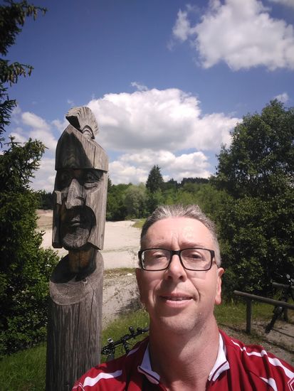 Ab Dietringen im nördlichen Bereich des Forggensees werde ich damit "konfrontiert", daß ich mich im Bereich der alten Römerstraße
"Via Claudia Augusta", wenn auch auf der neuzeitlichen Radfahrertrasse befinde.