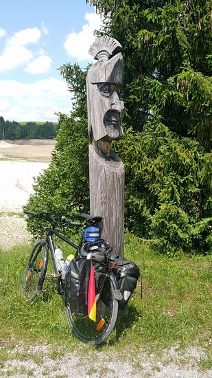 Aber dieser rustikale Wachposten wollte mir nichts anhaben und stellte sich bereitwillig als Radstütze zur Verfügung.